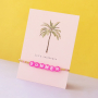Lancez-vous avec le fil macram&eacute;, les perles lettres acryliques et les cartes &agrave; bijoux :