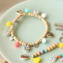 D&eacute;couvrez ici comment confectionner les plus beaux bijoux avec les perles Cauri et les pendentifs pompons :