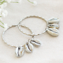 Vous allez pouvoir confectionner ces bijoux avec les nouvelles perles coquillage Cauri en r&eacute;sine :