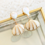 Colliers et boucles d&rsquo;oreilles avec la derni&egrave;re collection de pendentifs coquillage :
