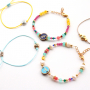Vous pouvez confectionner ces bijoux cool avec des perles zodiaque et du fil macram&eacute; :