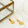 Avec les nouvelles breloques horoscope en m&eacute;tal TQ laiton, vous allez pouvoir confectionner ces colliers et boucles d&rsquo;oreilles :