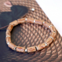 D&eacute;couvrez ici comment confectionner ces superbes bracelets avec des perles en bois : 