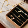 Confectionner de subtils bijoux avec des breloques en acier inox