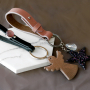 Voici comment combiner les pendentifs en cuir DQ et Cuoio :