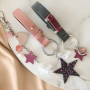 Voici comment combiner les pendentifs en cuir DQ et Cuoio :