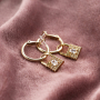 Vous pouvez confectionner ces bijoux tendance avec les derniers pendentifs fermoirs : 