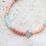 Voici comment confectionner de superbes bracelets avec nos perles acryliques : 
