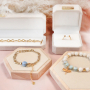 Pr&eacute;sentez vos bijoux en beaut&eacute; sur nos tous nouveaux pr&eacute;sentoirs et cr&eacute;ez d&rsquo;&eacute;l&eacute;gants cadeaux avec nos bo&icirc;tes &agrave; bijoux :