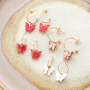 D&eacute;couvrez ici comment confectionner des bijoux tendance avec les breloques papillon en r&eacute;sine
