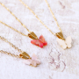D&eacute;couvrez ici comment confectionner des bijoux tendance avec les breloques papillon en r&eacute;sine