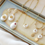 Lancez-vous et cr&eacute;ez des bijoux tendance avec les articles en coquillage nacr&eacute; combin&eacute;s avec des &eacute;l&eacute;ments en laiton zirconium. 