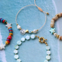 Voici comment cr&eacute;er des bijoux &agrave; la fois &eacute;l&eacute;gants et fun avec des perles coquillage :
