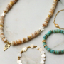 Voici comment cr&eacute;er des bijoux &agrave; la fois &eacute;l&eacute;gants et fun avec des perles coquillage :