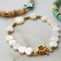 Voici comment cr&eacute;er des bijoux &agrave; la fois &eacute;l&eacute;gants et fun avec des perles coquillage :