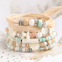 Confectionner des bracelets et des colliers estivaux avec diverses perles en c&eacute;ramique DQ grecque 