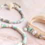 Confectionner des bracelets et des colliers estivaux avec diverses perles en c&eacute;ramique DQ grecque 