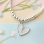 Confectionnez les plus beaux colliers et boucles d&rsquo;oreilles avec les nouvelles breloques en r&eacute;sine ! 
