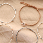 Collection de bracelets &eacute;l&eacute;gants avec des perles h&eacute;matites