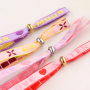 Utilisez ce joli ruban texte pour votre collection de bracelets 