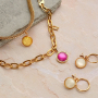 Bracelets et boucles d&rsquo;oreilles avec cabochons assortis 