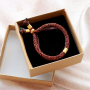 Voici comment utiliser le ruban &eacute;lastique Ibiza pour une collection de bracelets