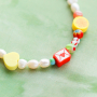 Bijoux de la Saint-Valentin avec perles en polym&egrave;re color&eacute;es