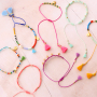 Comment incorporer des pompons aux bracelets et aux lani&egrave;res &agrave; lunettes ?