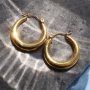 Comment personnaliser ces boucles d'oreilles en acier inoxydable ?