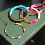 Inspiration pour des bracelets avec des perles acryliques, des perles &agrave; facettes et des rubans &agrave; texte.