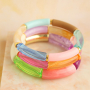 Inspiration pour des bracelets avec des perles acryliques, des perles &agrave; facettes et des rubans &agrave; texte.