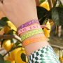 Inspiration pour des bracelets avec des perles acryliques, des perles &agrave; facettes et des rubans &agrave; texte.