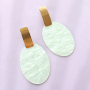 Concevoir des boucles d'oreilles d'&eacute;t&eacute; avec des pendentifs en r&eacute;sine. 
