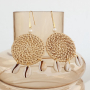 Comment cr&eacute;er des boucles d'oreilles avec des pendentifs en rotin