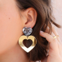 Comment cr&eacute;er des boucles d&rsquo;oreilles avec les breloques Plexx en forme de fleurs et de c&oelig;ur ?