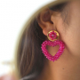 Comment incorporer des pendentifs &agrave; facettes dans des boucles d'oreilles tendance ?