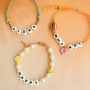Cr&eacute;ez des bijoux personnalis&eacute;s avec des perles lettres en c&eacute;ramique