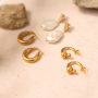 Mix and match avec des boucles d'oreilles et des  appr&ecirc;ts en acier inoxydable