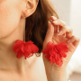 Cr&eacute;ez un look unique avec des boucles d'oreilles avec des fleurs
