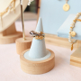 Cr&eacute;ez une belle pr&eacute;sentation de vos bijoux avec des pr&eacute;sentoirs en bois