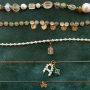Mix & match  des perles acryliques avec des d&eacute;tails dor&eacute;s