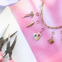 Cr&eacute;er un collier funky avec des breloques en m&eacute;tal avec &eacute;mail