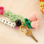 R&eacute;aliser des porte-cl&eacute;s tendance avec des pendentifs en crochet et en r&eacute;sine