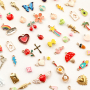 Mix & match avec des perles et breloques funky en m&eacute;tal