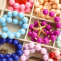 Cr&eacute;ez une collection de bijoux tendance avec des perles rondes en acrylique