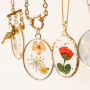 Cr&eacute;er des bijoux classiques avec des breloques aux fleurs s&eacute;ch&eacute;es