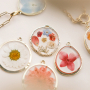 Cr&eacute;er des bijoux classiques avec des breloques aux fleurs s&eacute;ch&eacute;es