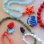 Cr&eacute;ez des colliers color&eacute;s avec des breloques en verre