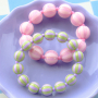 Cr&eacute;ez des bijoux color&eacute;s avec des perles acryliques DQ &agrave; rayures